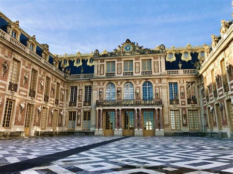 who lived in versailles palace.